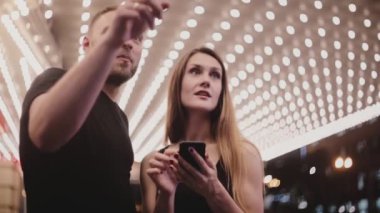 Birlikte çekip smartphone kullanarak şaşırtıcı Chicago tiyatroda mutlu gülümseyen turist yeni evli çift etrafa.