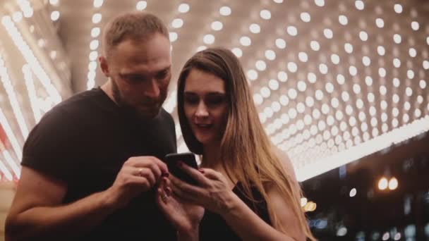 Ευτυχής χαμογελαστοί Ρομαντικό ζευγάρι τουρίστες στέκονται στο εκπληκτικό Σικάγου θεάτρου χρησιμοποιώντας smartphone χάρτη, κοιτάζοντας γύρω. — Αρχείο Βίντεο