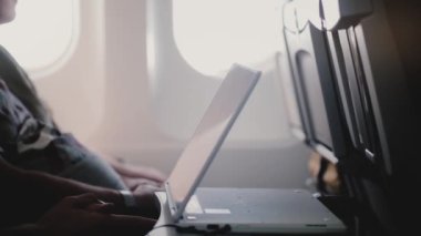 Yakın çekim yan görüntülemek mobil tablet video oynatıcı cihaz, video izleme uçak yolcu kendisine daha yakın hareket.