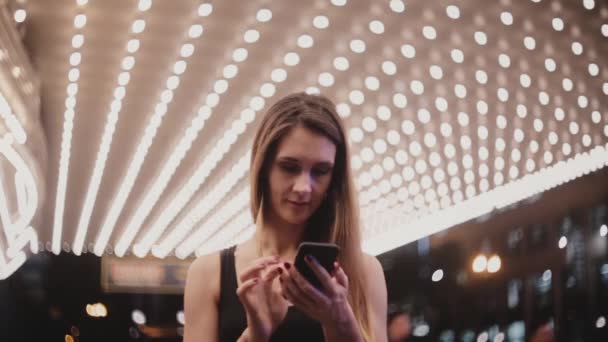 Ευτυχισμένος χαλαρή όμορφο θηλυκό τουριστών στο εκπληκτικό Σικάγου Θέατρο βλέπουν smartphone χρησιμοποιώντας messenger app χαμογελώντας. — Αρχείο Βίντεο
