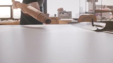 Deri imalat atölyesi masa ışık üzerinde büyük bir parçası yayılan Profesyonel esnaf işadamı yakından görmek