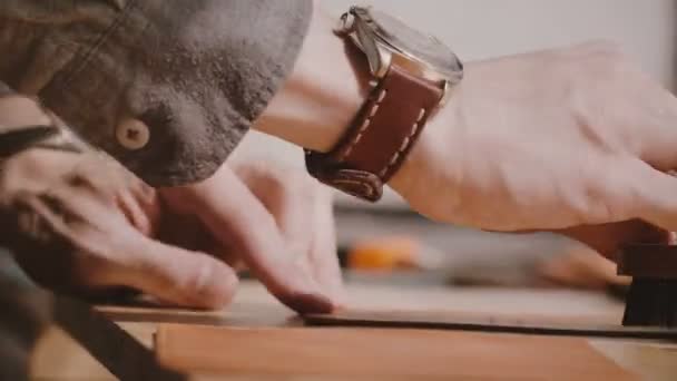 Primer plano plano de manos artesanales masculinos profesionales pulido de cuero para productos hechos a mano con cepillo de acabado abrasivo especial — Vídeo de stock