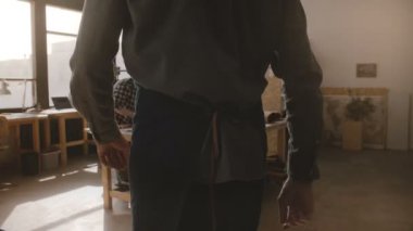 Erkek esnaf üretim atölyesi, craftswoman kesme deri el yapımı ürünler ağır çekim için parçalar halinde içine yürüyüş