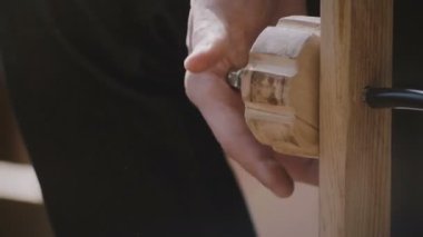 Erkek esnaf deri dikiş Saraciye ışık üretim atölyesinde çalışmaya başlamadan önce ayarlama Tarih kadar yakın çekim kamera tilts.