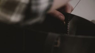 Geleneksel moda el yapımı deri çanta dikiş profesyonel kadın esnaf el güzel yakın çekim shot.
