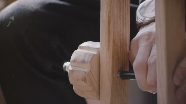 Close-up camera kantelt omhoog van bruin lederen schoen aan mannelijke artisan handen leer naaien z'n in werkplaats aan te passen. — Stockvideo