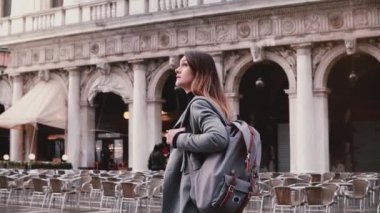 Güzel eski San Marco Kent Meydanı Venedik, İtalya boyunca yürüyüş zevk mutlu genç Avrupa işkadını Turizm.