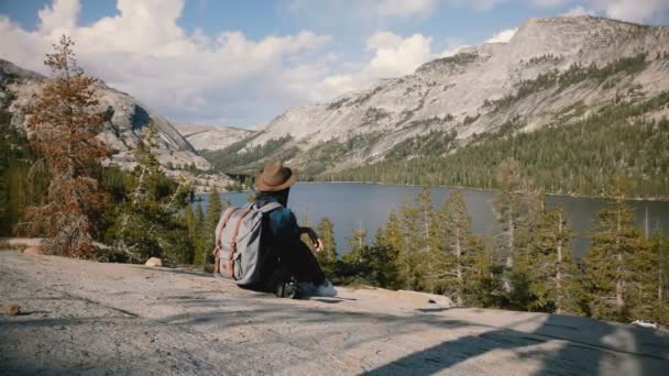 Arkadan Görünüm Turist Kız Büyük Kaya Kenarında Oturuyor Adam Çıkageldi — Stok video