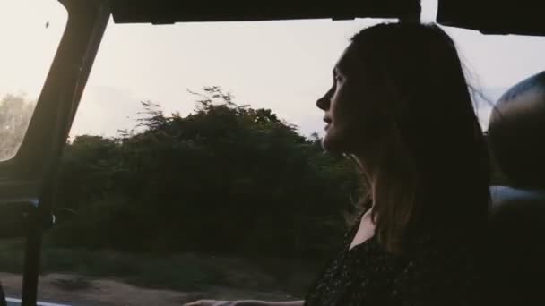 Молодая счастливая мирная женщина туристка улыбается, наслаждаясь удивительной поездки сафари в экскурсионном автомобиле вдоль экзотического леса заката . — стоковое видео