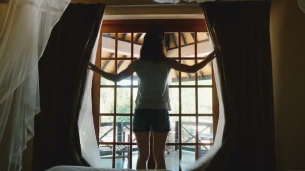 Geri görüntülemek güzel genç mutlu kadın hotel chalet perdeleri ve pencere kapı açma, muhteşem Güneşli terasa geçir. — Stok video