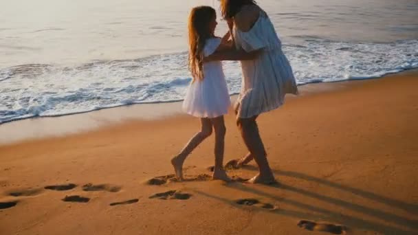 Incrível aparência familiar de feliz bela mãe e filhinha girando juntos relaxando na incrível praia do mar por do sol — Vídeo de Stock