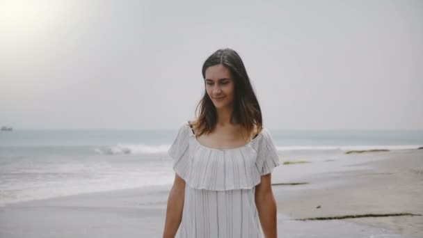 Middellange shot portret van jonge mooie gelukkig ontspannen Europese toeristische vrouw lopen langs verbazingwekkende tropische oceaan strand. — Stockvideo