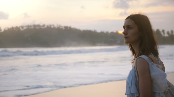 Retrato plano medio de la joven hermosa mujer turista caucásica relajada disfrutando de la vista al atardecer playa del océano tropical — Vídeos de Stock