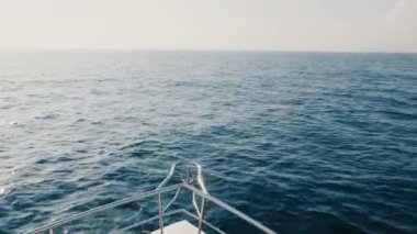 Yat tekne burun açık açık güneşli günde açık deniz ufuk içine hareketli küçük çapa logosu ile yelken güzel manzara.