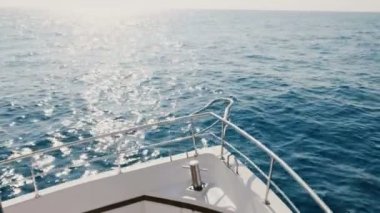 Beyaz güzel manzarasını seyir dalgalar üzerinde açık yaz günü güneşli parlak açık deniz ufuk içine yelken yat tekne burun.