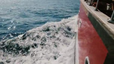 Kamera hızlı derin mavi denizde yelken yolcu gemisi köpüklü beyaz dalgalar güneşli günde parlayan kesme sol tarafında değil.