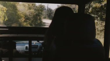 Arkadan görünüş genç turist kadın yolcu salonu safari araba kamyonun sürüş Sri Lanka vahşi orman içine oturur.