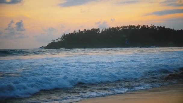 Belle photo de fond de coucher de soleil doré idyllique à la plage étonnante de station balnéaire et île de palmier avec des vagues blanches mousseuses . — Video