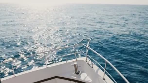 Hermosa vista de yate de crucero blanco nariz de barco navegando en las olas en el soleado horizonte de mar abierto brillante en el día claro de verano . — Vídeos de Stock