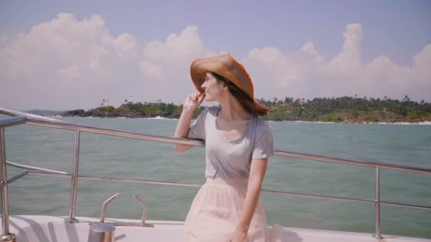 Mooie middelgrote shot portret van gelukkige jonge mooie toeristische vrouw poseren in zon hoed op zee jacht zeilen op cruise. — Stockvideo