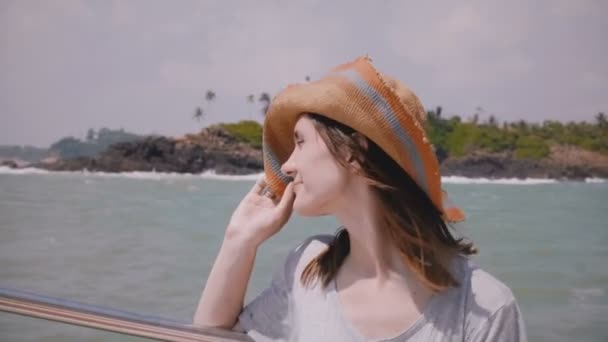 Detail šťastné mladé krásné turistické běloška pózuje pro kameru na úžasný výlet lodí resort sunny moře. — Stock video