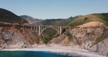 Bixby dere Köprüsü karayolu 1 Big Sur ABD'de Sinematik üstgeçidin arka plan şaşırtıcı ikonik doğru uçan robot vurdu.