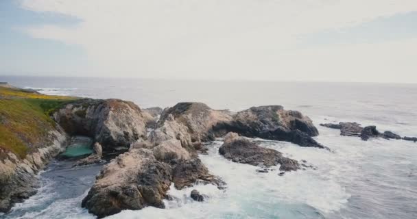 Krásný filmový letecký snímek idylické oceánu vlny zřítilo nad velkými kameny na letní Big Sur pobřeží Kalifornie. — Stock video