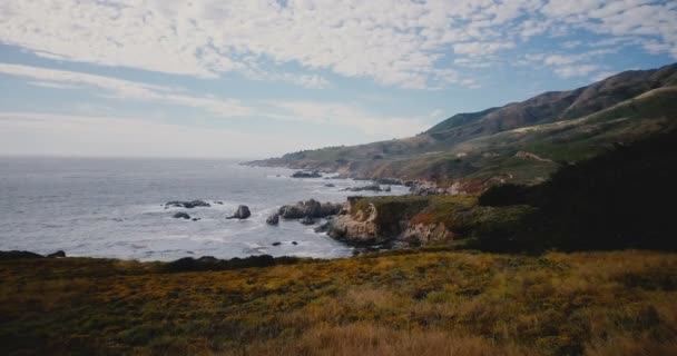Drone voando baixo acima da bela costa oceânica em Big Sur Califórnia, panorama litorâneo idílico da natureza americana de verão . — Vídeo de Stock