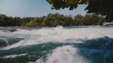 Su Rapids üzerinde Whitewater köpük ile tehlikeli hızlı nehir Niagara acele üzerine huzurlu yeşil ağaçlar yakın çekim.