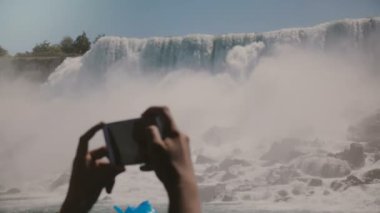Yavaş hareket yakın çekim insan elleri açık bir yaz gününde epik Niagara Falls şelale Panorama Smartphone fotoğrafları alarak