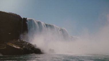 Epik yavaş hareket arka plan çekim, kuşlar güzel Niagara Falls şelale sahne, ünlü bir seyahat dönüm yakınında sinek.