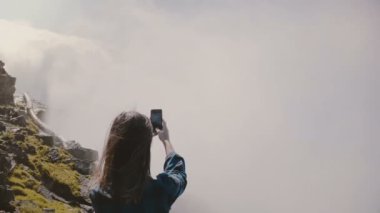 Heyecan verici kadın turist epik nefes kesen Niagara Şelalesi Şelalesi Smartphone fotoğrafları alarak yavaş hareket geri görünümü.