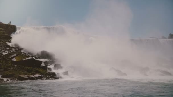 Sceniczny filmowy strzał w zwolnionym tempie, ptaki pływające przez niesamowity wodospad Niagara Falls, słynny punkt orientacyjny przyrody — Wideo stockowe