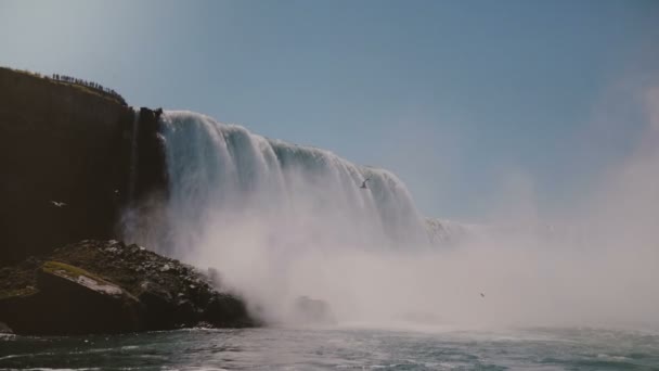 Epic lassított háttér shot, madarak repülni gyönyörű Niagara Falls vízesés táj, a híres utazási mérföldkő. — Stock videók