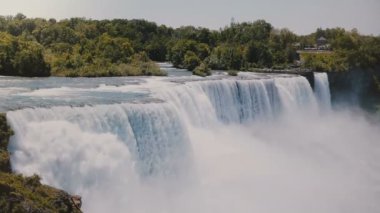 Güneşli bir yaz gününde köpük ile aşağı akarsu epik Niagara Şelalesi Şelalesi güzel yavaş hareket arka plan sahne.