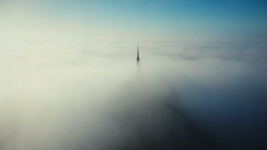 Drone Normandiya içinde Mont Saint Michel kale epik cennet kale Steeple üst etrafında güzel bulutlar üzerinde uçan.