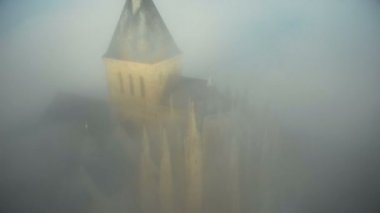 Kalın koyu gri bulutlar altında mistik Mont Saint Michel ada kale kale güzel hava yakın çekim kaydırma çekim.