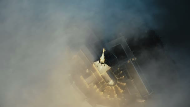 Bela fotografia aérea cinematográfica da torre do castelo nublado de Mont Saint Michel, icónica ilha fortaleza na Normandia França . — Vídeo de Stock
