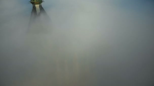 Atmosferische luchtfoto close-up shot van mysterieuze Mont Saint Michel eiland kasteel abdij bedekt met donkere grijze wolken. — Stockvideo