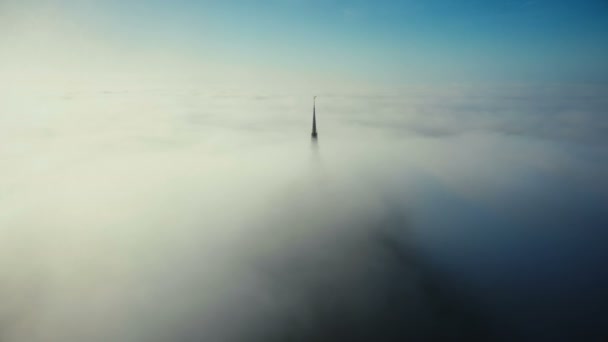 Drohne fliegt über schönen Wolken rund um den Kirchturm der himmlischen Burg Saint-Michel in der Normandie. — Stockvideo