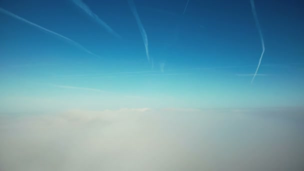 Fotografia aérea cinematográfica, voando e subindo acima das nuvens em direção ao horizonte ensolarado e céu azul claro, conceito de liberdade . — Vídeo de Stock