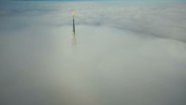 Беспилотник улетает от удивительной горы Сен-Мишель замок шпиль статуя над облаками в небе, птица летит мимо . — стоковое видео