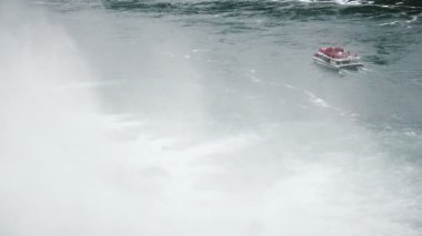 Efsanevi Niagara Güz yavaş hareket yakın gelen insanlar dolu şelale sprey ve turist teknesi inanılmaz yüksek açı görünümü