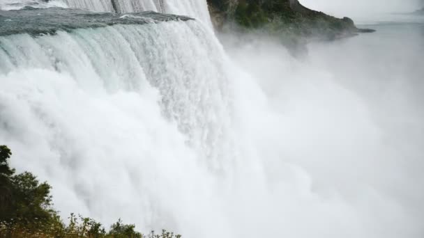 Epic närbild skott av kraftfulla rasande strömmar av vatten och spray rusar ner på beautitul Niagara Falls slow motion. — Stockvideo