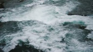 Güçlü doğal su ve köpük Niagara Nehri yavaş hareket aşağı aceleyle akarsu epik yakın çekim üst görünümü çekim.