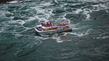Niagara Falls Ağustos 17 2018 güzel üst görünümü turist tekne insanlar epik şelale yavaş hareket yakın geliyor dolu.