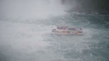 Niagara Falls Ağustos 17 2018 turist gezisi tekne şelale yakın hareket, düşen su sprey ve sis yavaş hareket.