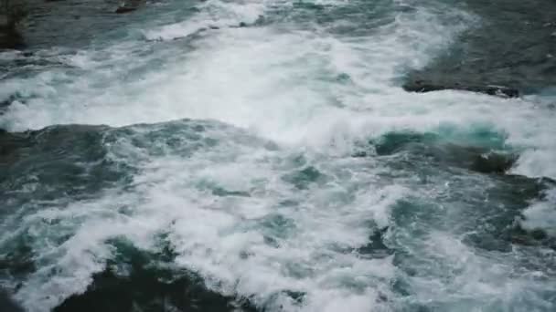 Güçlü doğal su ve köpük Niagara Nehri yavaş hareket aşağı aceleyle akarsu epik yakın çekim üst görünümü çekim. — Stok video