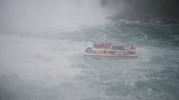 Ніагарський водоспад Aug 17 2018 Туристична екскурсія човен рухається близько до водоспаду, падіння бризок води і туману повільний рух. — стокове відео