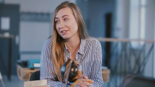 Retrato plano medio de joven feliz hermosa exitosa mujer de negocios caucásica hablando detrás de la mesa de la oficina en la reunión . — Vídeos de Stock